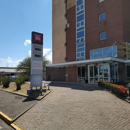 Hotel Ibis Lins Exteriör bild